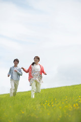 草原を走るカップル