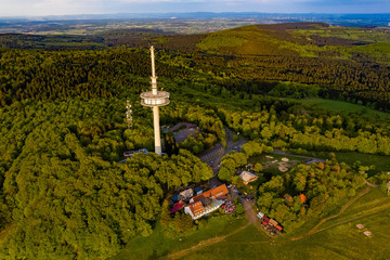 Obraz premium Hoherodskopf im Vogelsberg in Hessen aus der Luft