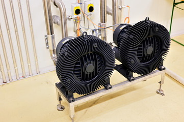 Blowers and stainless steel pipes in the food industry.