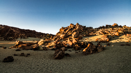 Obraz premium The last rays of the sun in the desert