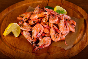 Boiled shrimps with lemon