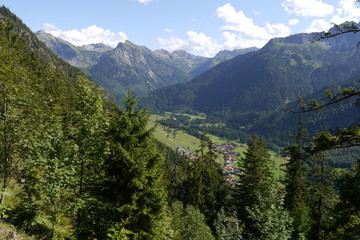Fototapeta na wymiar Blick in das Alpental von Hinterstein im Allgäu bei Bad Hindelang