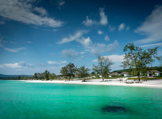 Naklejka premium rajska plaża na wyspie koh rong w pobliżu wybrzeża kambodży Sihanoukville