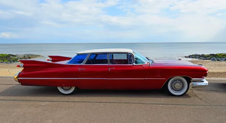 Deurstickers Klassieke rode jaren & 39 50 4-deurs Cadillac-auto geparkeerd op de boulevard. © harlequin9