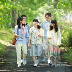 新緑の中を歩く大学生