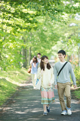 新緑の中を歩く大学生