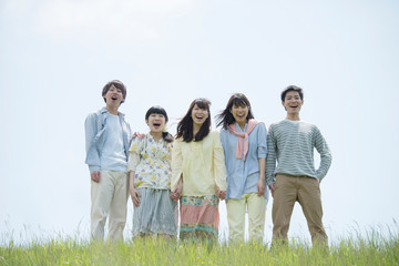 草原で微笑む大学生