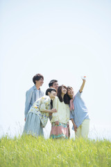 草原で自分撮りをする大学生