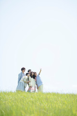 草原で自分撮りをする大学生