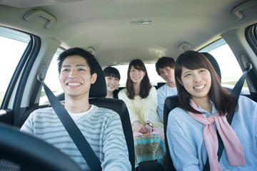車の中で微笑む大学生