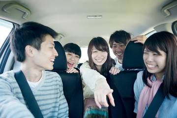 車の中で微笑む大学生