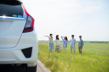 草原で微笑む大学生