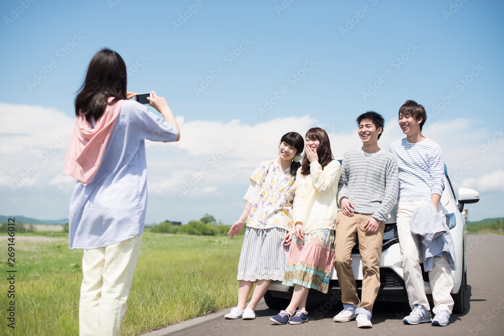 Poster 車の周りで写真を撮る大学生