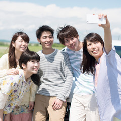 車の周りで写真を撮る大学生