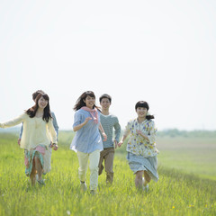 草原を走る大学生