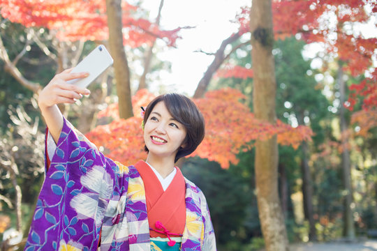 着物を着て自撮りをする笑顔の30代女性