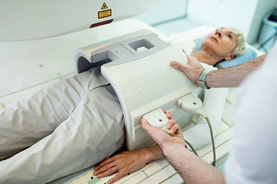 Preparing patient for abdomen MRI can.