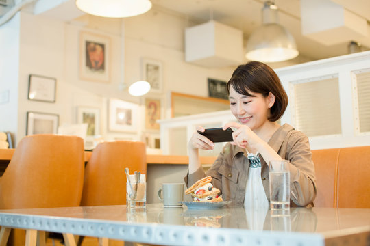 スウィーツの写メを撮る20代女性