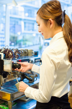 コーヒーを作る20代カフェ店員