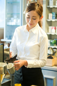 コーヒーを作る20代カフェ店員
