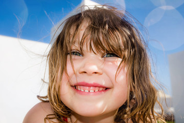 belle fillette souriante en gros plan