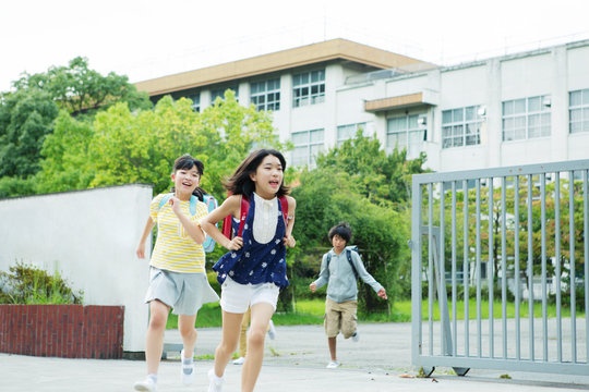 校門から走り出す小学生