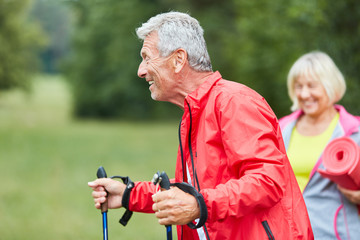Alter Mann macht Nordic Walking
