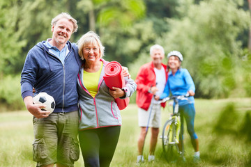 Senioren Paar und sportliche Freunde