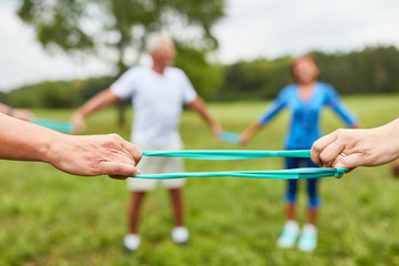 Krankengymnastik Übung mit dem Stretchband