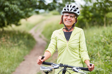 Vitale Senior Frau macht eine Radtour