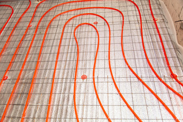 Installing a hose for underfloor heating in the room