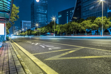 Obraz premium Vehicle light trails in city at night.