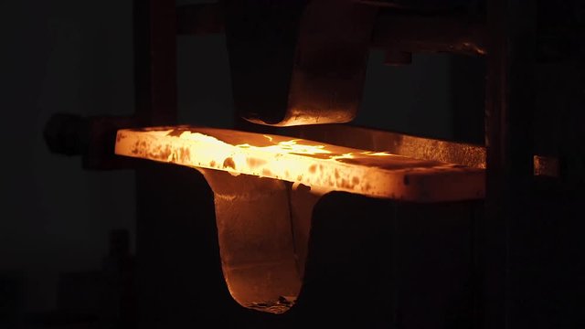 hydraulic press extrudes hot metal mold