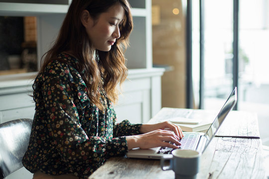 パソコンを使う20代女性