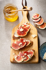 Sweet bruschetta with chese and fruits