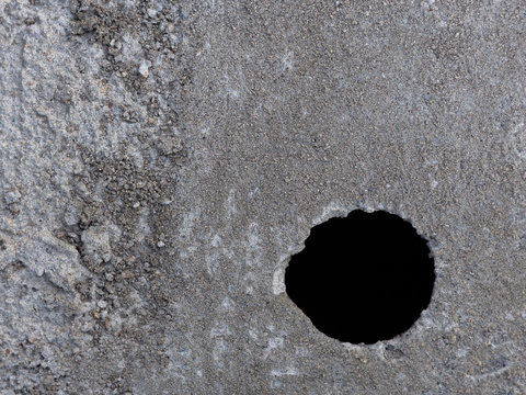 Sol en parpaing gris avec un trou