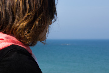 jeune femme devant l' horizon , rever, partir, voyager