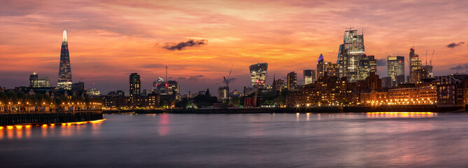 Fototapeta na wymiar Panorama der beleuchteten Skyline von London, Großbritanninen, bei Sonnenuntergang