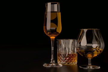 Strong alcoholic beverages, glasses and glasses, in the presence of whiskey, vodka, rum, tequila,...