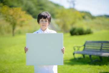 メッセージボードを持つ女医