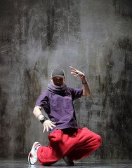Obraz na płótnie Canvas the modern hip hop dancer 