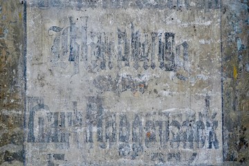 Fassade mit verwitterter Schrift in Wismar