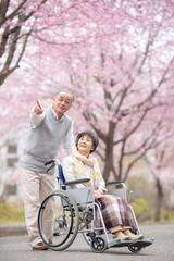 車椅子で散歩するシニア夫婦