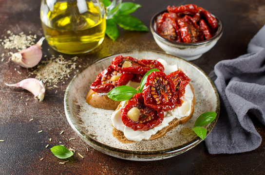 Bruschetta with olive oil, sundried tomatoes, cottage cheese and fresh basil