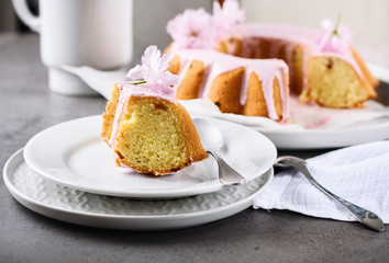 Cake with raisins.