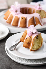 Cake with raisins.