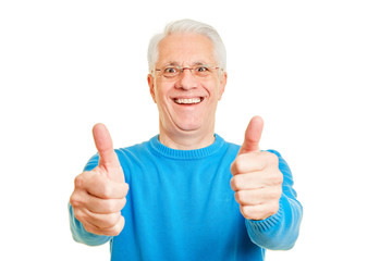 Senior Mann h&auml;lt beide Daumen hoch