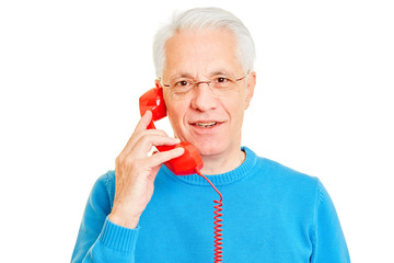 Senior Mann telefoniert mit altem Telefon