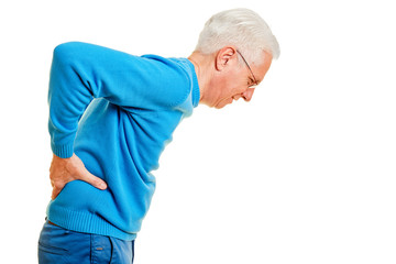 Alter Mann gebeugt mit Rückenschmerzen