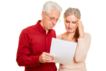 Senioren Paar mit Kündigung oder Rechnung